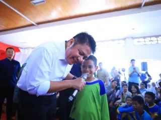 Gubernur Herman Deru Rayakan HAN dengan Bernyanyi dan Bermain bersama Anak-anak - GenPI.co