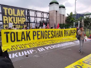 RKUHP Disahkan, LBH Jakarta Anggap Demokrasi Indonesia Sudah Mati - GenPI.co