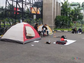 Demonstran Gelar Tenda di Depan Gedung DPR RI, Ternyata Ini Maknanya - GenPI.co
