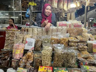 Bikin Senang Wisatawan, Borong Oleh-Oleh di Pasar Gede Bisa Bayar Pakai QRIS - GenPI.co KALTIM