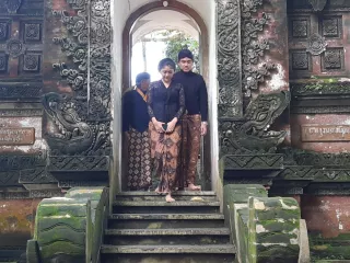 Jelang Pernikahan, Kaesang-Erina Ziarah ke Makam Raja-Raja Mangkunegaran - GenPI.co