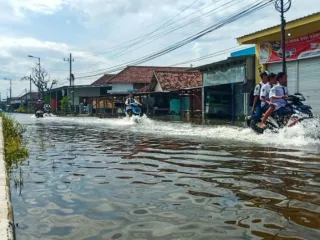 Hujan Deras Menyebabkan 3 Desa di Sidoarjo Banjir, Warga Pasrah - GenPI.co