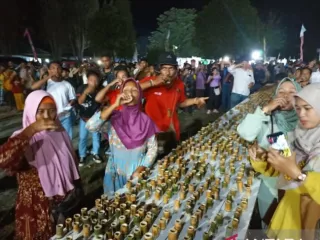 Madu dalam 3.500 Cangkir Bambu Menjadi Suguhan dalam Festival Danau Sentarum - GenPI.co BANTEN