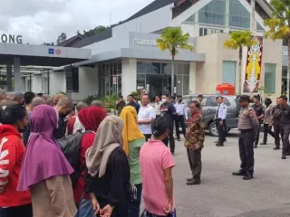 Pemulangan 200 WNI Bermasalah dari Malaysia Didampingi KJRI Kuching - GenPI.co JABAR