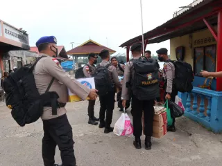 Demi Pilkades, 10 Polisi Pakai Kapal Ikan ke Tambelan - GenPI.co