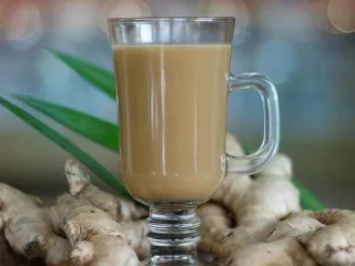 Segelas jamu beras kencur tradisional yang segar dan berkhasiat untuk tubuh