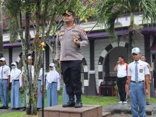 Kapolres Lombok Tengah Imbau Pelajar Tertib Lalu Lintas - GenPI.co JATIM
