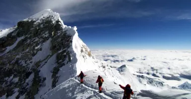 Mendadak Viral, Aksi Wanita Cantik Ini di Gunung Everest, OMG!