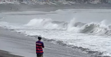 Gelombang Laut Capai 6 Meter, 2 Turis Terseret