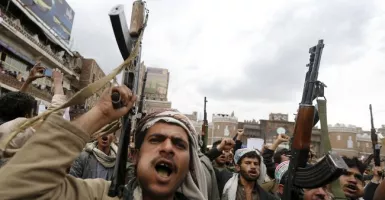 Pemberontak Houthi Yaman Merusak Kapal Tanker Minyak dengan Rudal Balistik