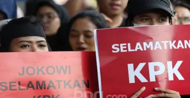 Pegawai KPK Lengkapi Bukti 2.000 Halaman Ke Mahkamah Konstitusi