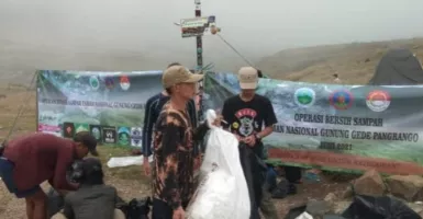 Satu Ton Sampah di Gunung Gede Pangrango, Ternyata Sisa Pendaki