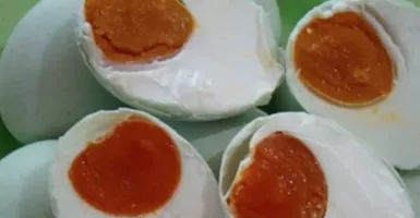 Kalau Kamu Sering Makan Telur Asin, Manfaatnya Nggak Main-main