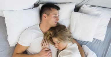 Pasutri Wajib Coba, 5 Posisi Tidur Yang Paling Romantis dan Intim