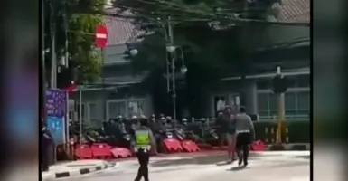 Puluhan Pemotor Terobos Blokade Jalan, Polisi Bilang Begini
