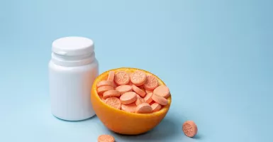 Kebanyakan Minum Vitamin C Bisa Menimbulkan 3 Bahaya Kesehatan