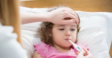Belum Tentu Covid-19, Simak Pertolongan Pertama Saat Anak Demam