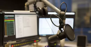 Tak Lekang Zaman, Menyelami Dunia Radio Bersama Poros FM