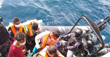Manuver TNI AL Top, 5 Nelayan Terdampar di Malaysia Diselamatkan!