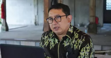 Fadli Zon Minta Pria Pembawa Poster Kritik Jokowi Dibebaskan
