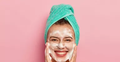 3 Rekomendasi Face Wash untuk Wajah Berjerawat, Murah Meriah Loh!
