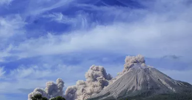 Gunung Sinabung Erupsi Luncurkan Abu Vulkanik Setinggi 4.500 M