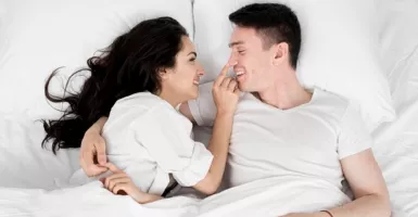 3 Hal Romantis yang dilakukan Pria Sejati Sebelum Tidur