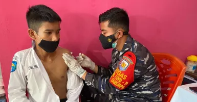 TNI AL Melakukan Serbuan Vaksinasi Covid-19 ke Daerah Terpencil