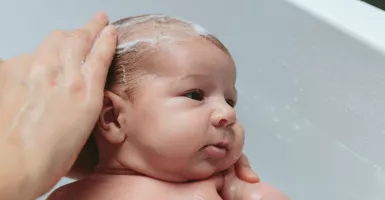 4 Cara Menghilangkan Ketombe pada Bayi Baru Lahir