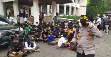 Duh, 3 Orang Pedemo Tolak PPKM di Bandung Reaktif Covid-19