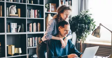 Meski Sibuk Kerja, Kamu dan Pasangan Tetap Mesra dengan 3 Cara