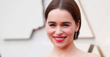 Emilia Clarke Mengaku Dimata-matai Orang Marvel, Kenapa Ya?