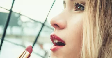 3 Rekomendasi Lipstik Transferproof, Nggak Nempel di Masker!