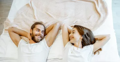 Tips Bangun Romansa Sebelum Mengacak Ranjang Bareng Pasangan