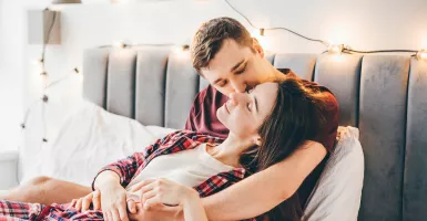 3 Hal Romantis Bikin Hubungan Kian Hangat, Suami Makin Sayang