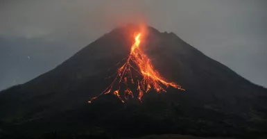 Gunung Merapi Luncurkan Lava Pijar Sejauh 1.200 Meter