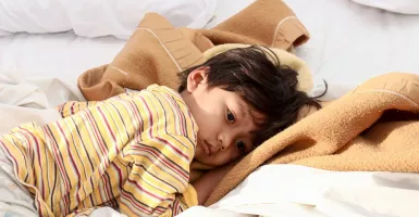 3 Cara Jitu Melatih Anak agar Mau Tidur Sendiri