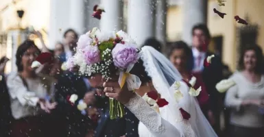 Tradisi Lempar Bunga di Pernikahan Ternyata Ada Maknanya