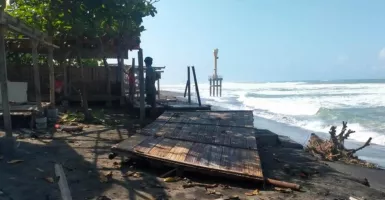 Gelombang Laut Capai 7 Meter, Rusak Warung di Pantai Cianjur