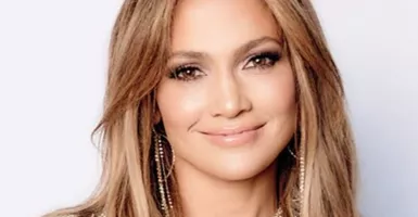 Kece! Yuk, Intip Gaya Tas Terbaru Jennifer Lopez