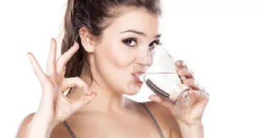 9 Khasiat Minum Air Putih Hangat Setiap Pagi Bikin Terbelalak