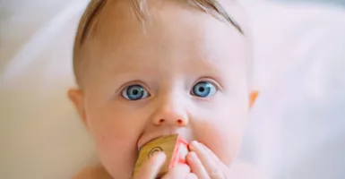 Bunda Wajib Tahu, Ini 3 Cara Merangsang Pertumbuhan Gigi Bayi