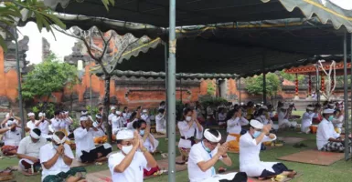 Luhut Minta Upacara Agama di Bali Diredam Dulu
