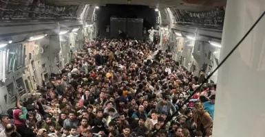 Hindari Taliban, 640 Warga Afghanistan Berjejal di Pesawat AS