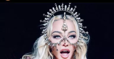 Madonna Ultah Ke-63, Pakai Aksesoris Karya Desainer Indonesia