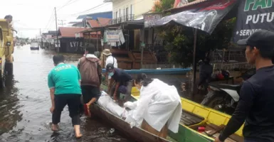 Menerjang Banjir, Pasien Dievakuasi ke RS Rujukan Memakai Sampan