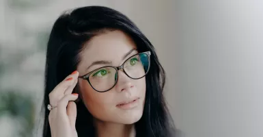 Kalau Kamu Merasakan 4 Gejala Ini, Tanda Harus Ganti Kacamata