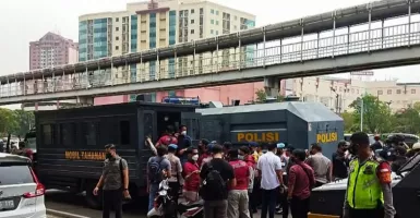 Polisi Tembakkan Gas Air Mata ke Pendukung Habib Rizieq