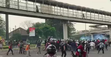 Kacau, Simpatisan Habib Rizieq Bentrok dengan Polisi!