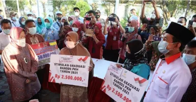 Ajak Mensos ke Dapil, Bukhori Boyong Berbagai Bansos bagi Warga